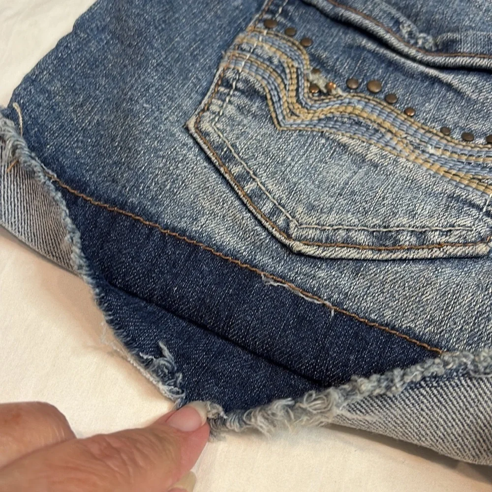 Wallflower Jean Shorts Distressed Cut-Off Style. Decorative Back Pockets. Size 7
